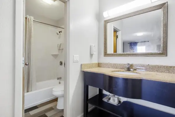Adams Inn 5